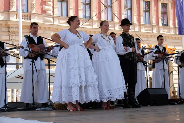 Medlemmar i folkmusik grupp från Tavankut, Serbien under 50-internationella folklorefestivalen i Zagreb — Stockfoto