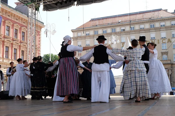 Folkové skupiny od Tavankut, Srbsko během 50 Mezinárodní folklorní Festival v Záhřebu — Stock fotografie