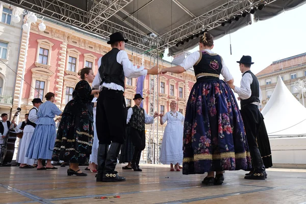 Leden van de folkgroep uit Tavankut, Servië tijdens het 50e internationale Folklore Festival in Zagreb — Stockfoto