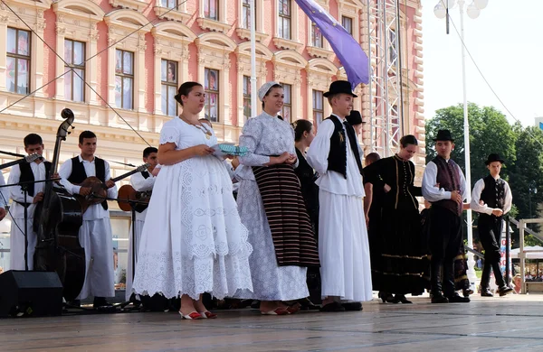 Medlemmar i folkmusik grupp från Tavankut, Serbien under 50-internationella folklorefestivalen i Zagreb — Stockfoto