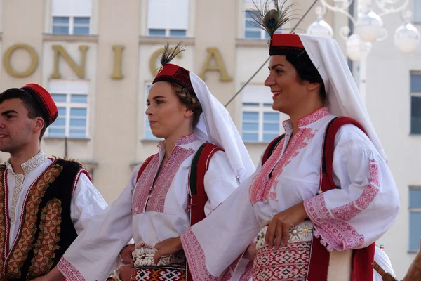 Medlemmar i folkmusik grupp från Vrlika, Kroatien under 50-internationella folklorefestivalen i Zagreb — Stockfoto