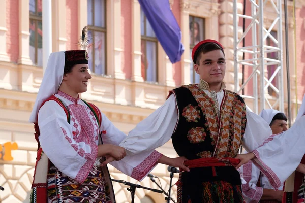 Medlemmar i folkmusik grupp från Vrlika, Kroatien under 50-internationella folklorefestivalen i Zagreb — Stockfoto