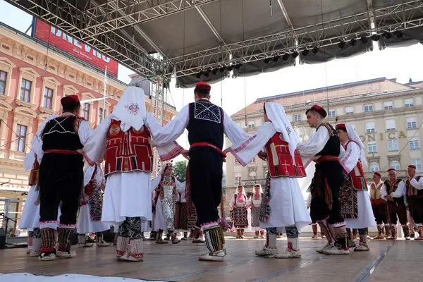 Membres du groupe folklorique de Vrlika, Croatie lors du 50ème Festival International de Folklore à Zagreb — Photo
