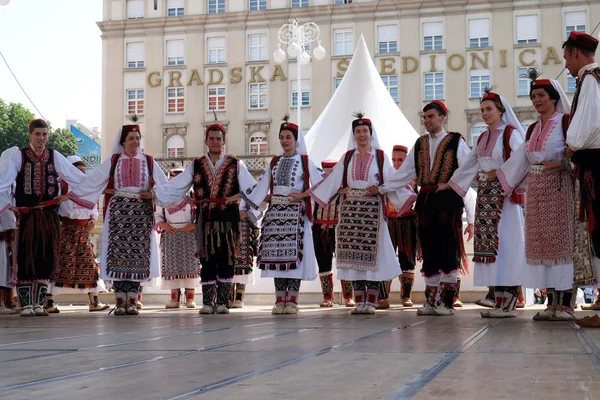 Membros do grupo folclórico de Vrlika, Croácia, durante o 50o Festival Internacional do Folclore em Zagreb — Fotografia de Stock