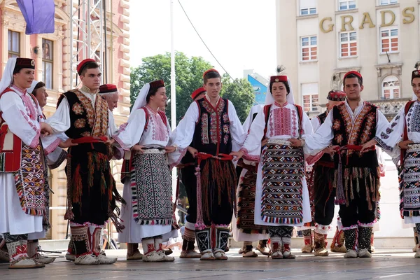 Mitglieder der Folkloregruppe aus Vrlika, Kroatien während des 50. Internationalen Folklorefestivals in Zagreb — Stockfoto