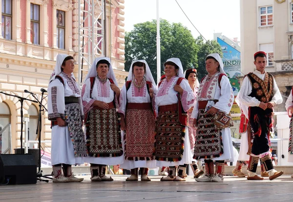 Miembros del grupo folclórico de Vrlika, Croacia durante el 50º Festival Internacional de Folclore en Zagreb — Foto de Stock