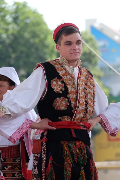 Medlemmar i folkmusik grupp från Vrlika, Kroatien under 50-internationella folklorefestivalen i Zagreb — Stockfoto