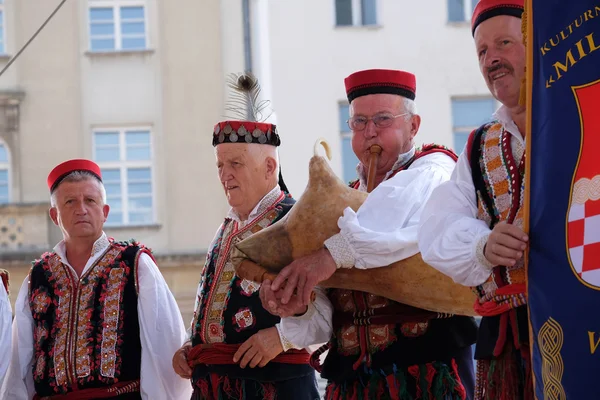 Membri del gruppo folk di Vrlika, Croazia durante il 50esimo Festival Internazionale del Folclore a Zagabria — Foto Stock