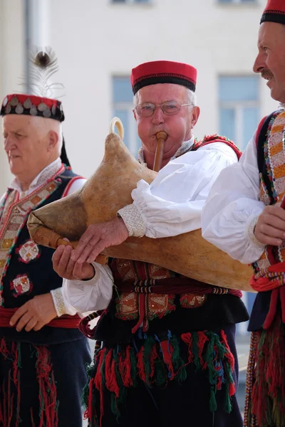 Τα μέλη της Λαϊκής ομάδας από Vrlika, Κροατία κατά τη διάρκεια του 50ου Διεθνούς Φεστιβάλ Φολκλόρ στο Ζάγκρεμπ — Φωτογραφία Αρχείου