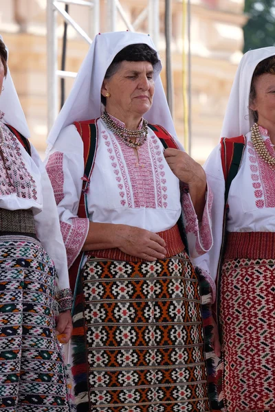 Mitglieder der Folkloregruppe aus Vrlika, Kroatien während des 50. Internationalen Folklorefestivals in Zagreb — Stockfoto