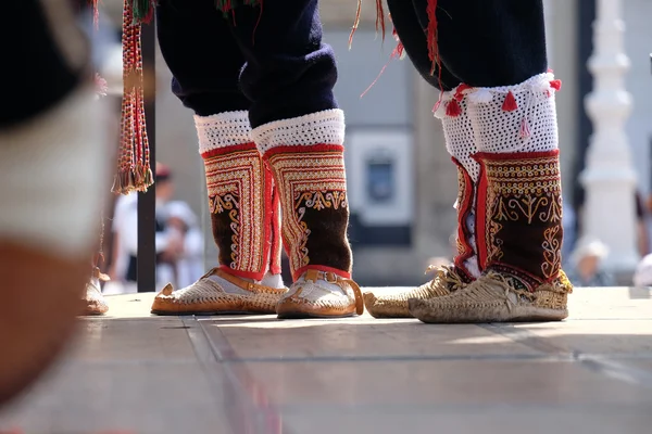 Leden van de folkgroep uit Vrlika, Kroatië tijdens de 50e internationale Folklore Festival in Zagreb — Stockfoto