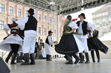 Grup üyeleri halk seljacka sloga donja dubrava, Hırvatistan Zagreb 48 Uluslararası Folklor Festivali sırasında gelen