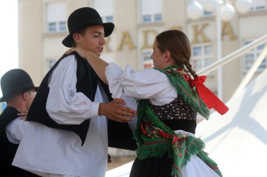 Grup üyeleri halk seljacka sloga donja dubrava, Hırvatistan Zagreb 48 Uluslararası Folklor Festivali sırasında gelen