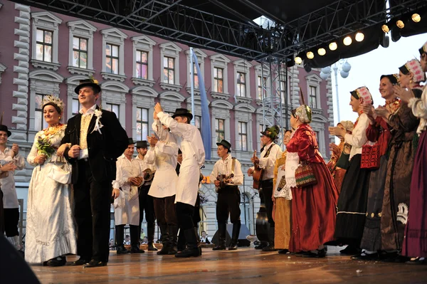 Μέλη της Λαϊκής ομάδας kupina από brodsko posavska zupanija, Κροατία κατά τη διάρκεια το 48ο Διεθνές Φολκλορικό Φεστιβάλ στο Ζάγκρεμπ — Φωτογραφία Αρχείου