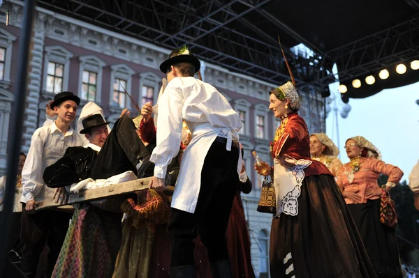 Grup üyeleri halk kupina brodsko posavska zupanija, croatia Zagreb 48 Uluslararası Folklor Festivali sırasında gelen — Stok fotoğraf