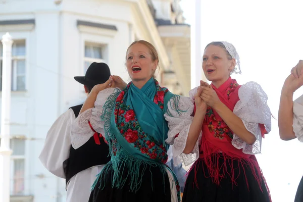 Medlemmar i grupper folk veseli medimurci från Kroatien under 48 internationell folklore festival i zagreb — Stockfoto