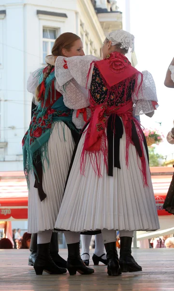 Medlemmar i grupper folk veseli medimurci från Kroatien under 48 internationell folklore festival i zagreb — Stockfoto