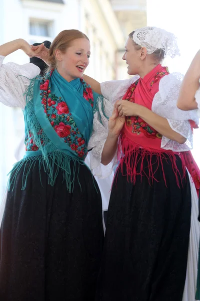 Členové folklorních souborů veselí medimurci z Chorvatska během 48 Mezinárodní folklórní festival v Záhřebu — Stock fotografie
