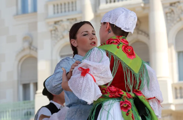 Členové folklorních souborů veselí medimurci z Chorvatska během 48 Mezinárodní folklórní festival v Záhřebu — Stock fotografie