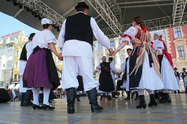 Népi csoportok veseli medimurci a horvátországi Zágrábban a 48 nemzetközi folklór fesztivál ideje alatt a tagok — Stock Fotó