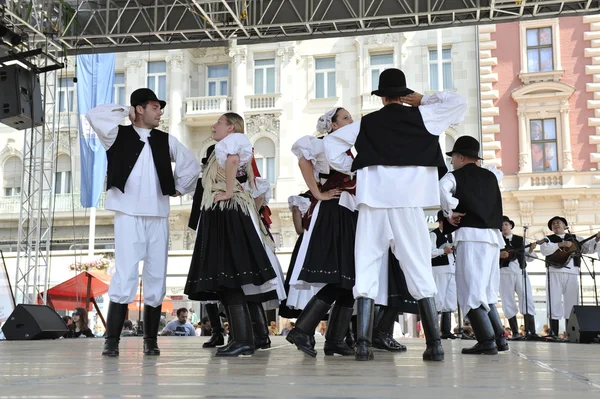 Membros do grupo popular Seljacka sloga de Donja Dubrava, Croácia durante o 48 Festival Internacional do Folclore em Zagreb — Fotografia de Stock