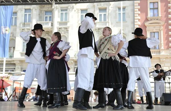 Members of folk group Seljacka sloga from Donja Dubrava, Croatia during the 48th International Folklore Festival in Zagreb — Stock Photo, Image
