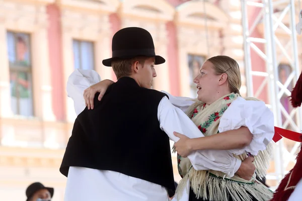 Leden van folk groep seljacka sloga uit donja dubrava, Kroatië tijdens de 48ste internationale folklore festival in zagreb — Stockfoto