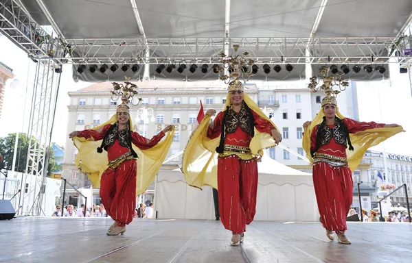 Membres de groupes folkloriques Troupe nationale égyptienne de folklore d'Egypte lors du 48e Festival international du folklore à Zagreb — Photo