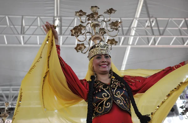 Miembros de los grupos folclóricos egipcios National Folklore Troupe de Egipto durante el 48º Festival Internacional de Folclore en Zagreb — Foto de Stock