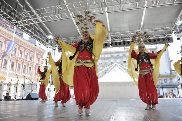 ザグレブの 48 国際民俗祭の間にエジプトからの民族グループ エジプト国立民俗一座のメンバー — ストック写真