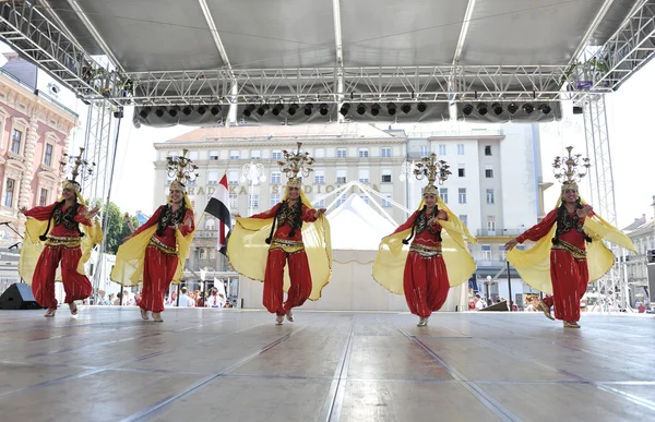 Membros de grupos folclóricos Egyptian National Folklore Troupe from Egypt durante o 48th International Folklore Festival em Zagreb — Fotografia de Stock