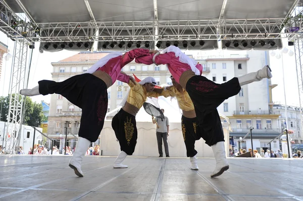 Membros de grupos folclóricos Egyptian National Folklore Troupe from Egypt durante o 48th International Folklore Festival em Zagreb — Fotografia de Stock