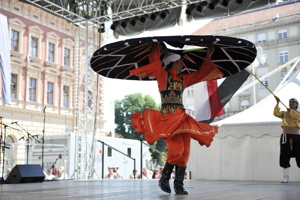 Medlemmar i grupper folk egyptiska nationella folkloren truppen från Egypten under den 48: e internationell folklorefestivalen i zagreb — Stockfoto