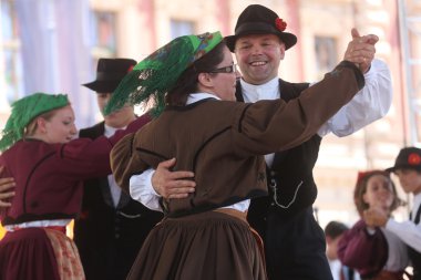 folklor gurubu casamazzagno, gruppo folklor ve Zagreb Merkezi 48 Uluslararası Folklor Festivali sırasında İtalya'dan legare üyeleri