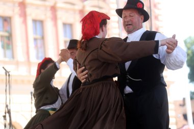 folklor gurubu casamazzagno, gruppo folklor ve Zagreb Merkezi 48 Uluslararası Folklor Festivali sırasında İtalya'dan legare üyeleri