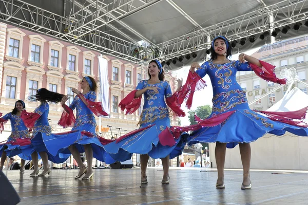 ザグレブの 48 国際民俗祭の間にエジプトからの民族グループ エジプト国立民俗一座のメンバー — ストック写真