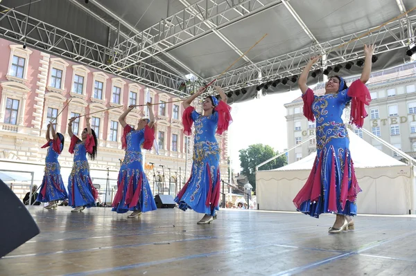 ザグレブの 48 国際民俗祭の間にエジプトからの民族グループ エジプト国立民俗一座のメンバー — ストック写真