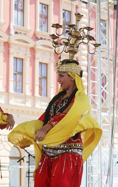 Medlemmar i grupper folk egyptiska nationella folkloren truppen från Egypten under den 48: e internationell folklorefestivalen i zagreb — Stockfoto