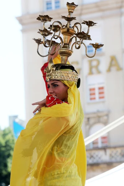 Medlemmar i grupper folk egyptiska nationella folkloren truppen från Egypten under den 48: e internationell folklorefestivalen i zagreb — Stockfoto