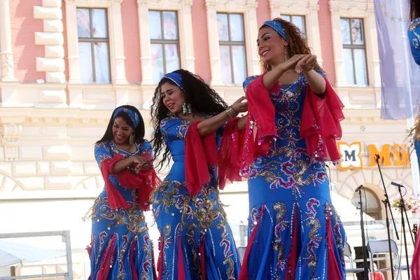 Medlemmar i grupper folk egyptiska nationella folkloren truppen från Egypten under den 48: e internationell folklorefestivalen i zagreb — Stockfoto