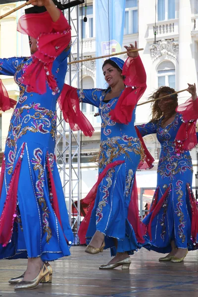 Népi csoportok egyiptomi nemzeti folklór tagjainak előadásában Egyiptomból alatt Zágráb 48 nemzetközi folklór fesztivál — Stock Fotó