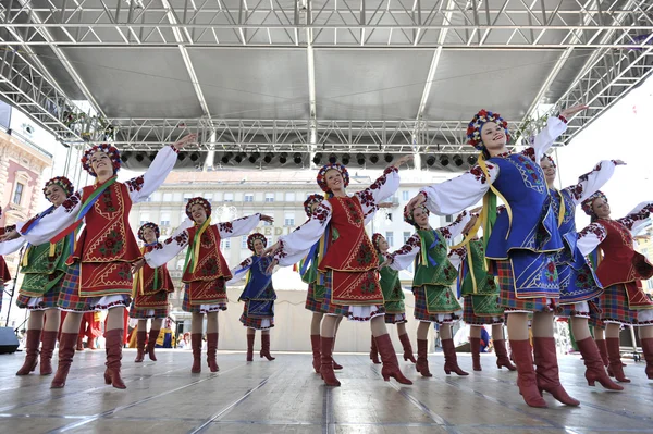 Membros de grupos folclóricos Egípcio Nacional Folclore Troupe do Egito durante o 48 Festival Internacional de Folclore no centro de Zagreb — Fotografia de Stock