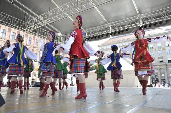 Membros de grupos folclóricos Egípcio Nacional Folclore Troupe do Egito durante o 48 Festival Internacional de Folclore no centro de Zagreb — Fotografia de Stock