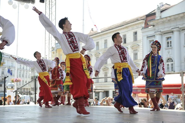 ザグレブの中心の第 48 国際民俗祭の間にエジプトからの民族グループ エジプト国立民俗一座のメンバー — ストック写真