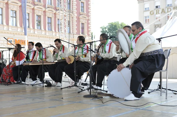 Leden van folk groep payiz van sulaimaniya, Koerdistan, Irak tijdens de 48ste internationale folklore festival in zagreb — Stockfoto