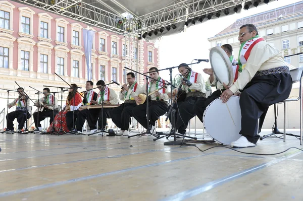 Membres du groupe folklorique Payiz de Sulaimaniya, Kurdistan, Irak lors du 48ème Festival International du Folklore à Zagreb — Photo