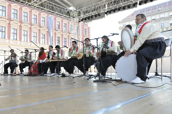Membres du groupe folklorique Payiz de Sulaimaniya, Kurdistan, Irak lors du 48ème Festival International du Folklore à Zagreb — Photo