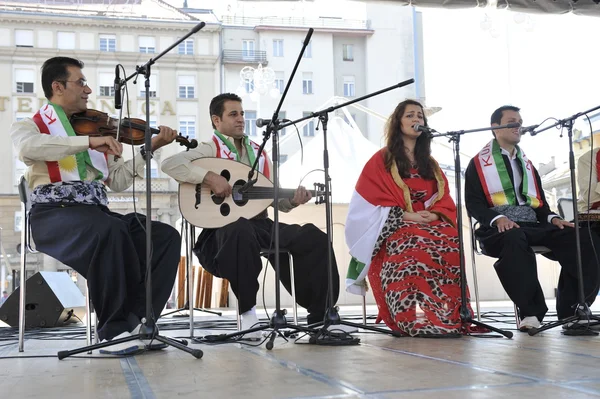 Členové lidové skupiny payiz od sulaimaniya, Irák, Kurdistán během 48 Mezinárodní folklórní festival v Záhřebu — Stock fotografie