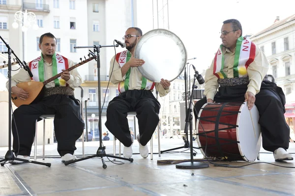 Membres du groupe folklorique Payiz de Sulaimaniya, Kurdistan, Irak lors du 48ème Festival International du Folklore à Zagreb — Photo