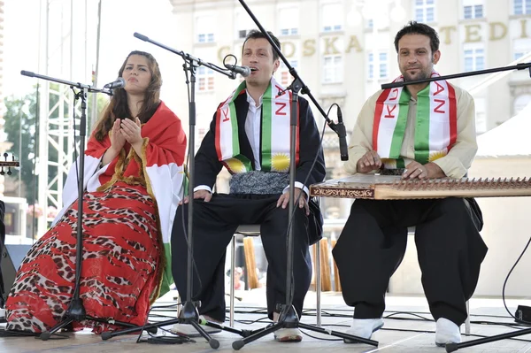 Členové lidové skupiny payiz od sulaimaniya, Irák, Kurdistán během 48 Mezinárodní folklórní festival v Záhřebu — Stock fotografie